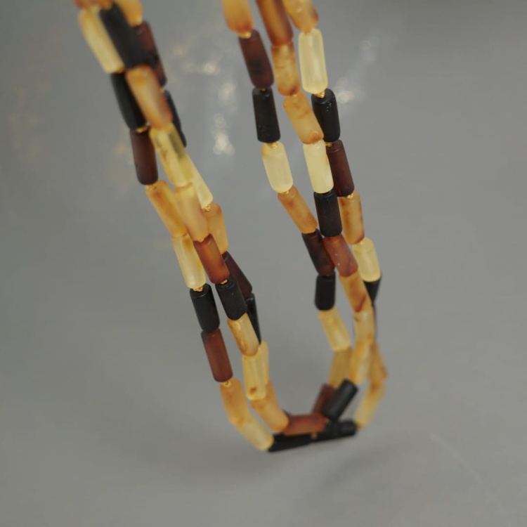 AJK110_koraliki z bursztynu.jpg