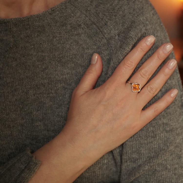 Pierścionek z bursztynem koniczyna