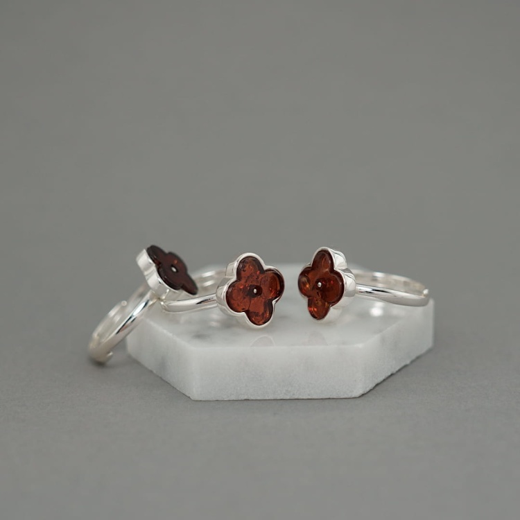 Pierścionek z bursztynem koniczyna