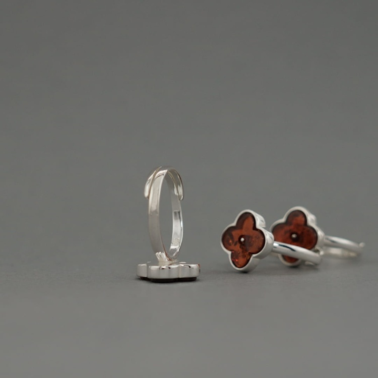 Pierścionek z bursztynem koniczyna