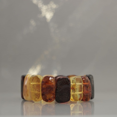 AJBR238_26_2_bransoletka z naturalnego bursztynu na gumce.jpg