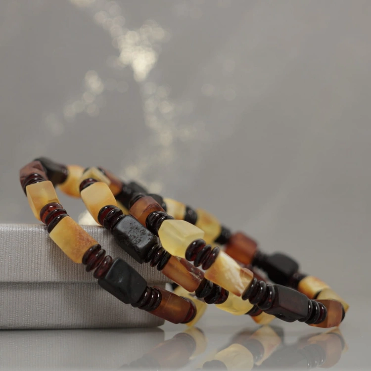 AJBR286_2_bransoletka z bursztynowych koralików.jpg