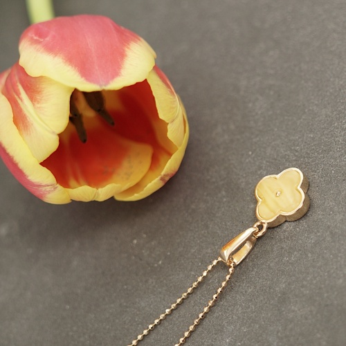 Wisiorek z mlecznym  bursztynem pozłacany