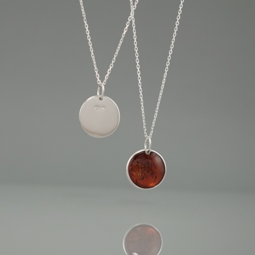 Wisiorek z   bursztynem monetka