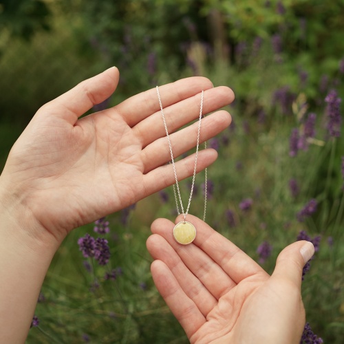 Wisiorek z mlecznym  bursztynem monetka