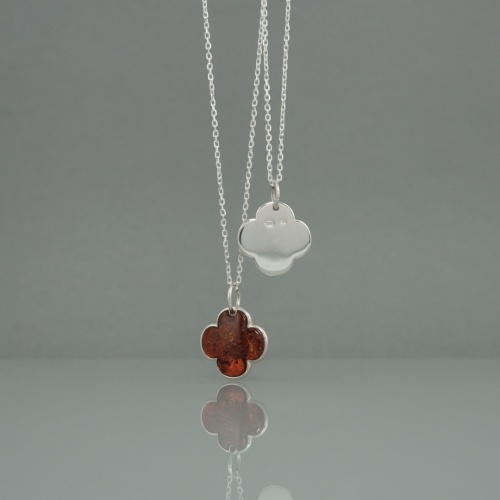 Wisiorek z bursztynem koniczyna marokańska