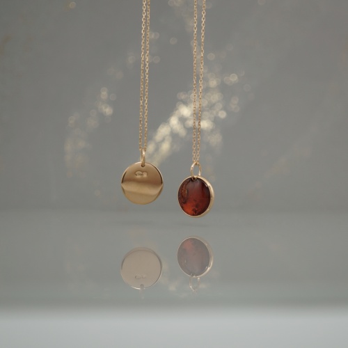 Wisiorek z   bursztynem monetka pozłacana