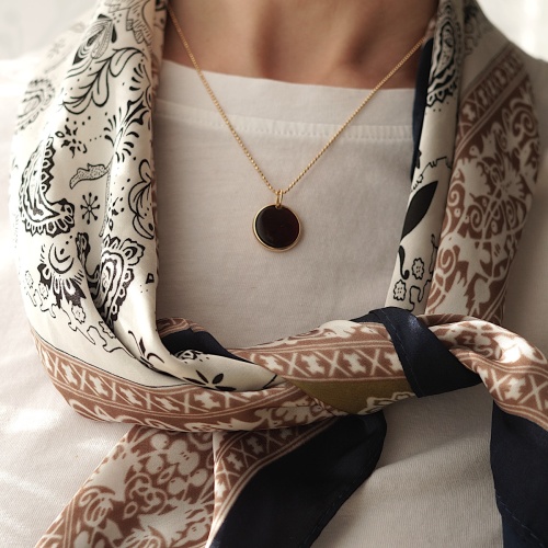 Wisiorek z   bursztynem monetka pozłacana