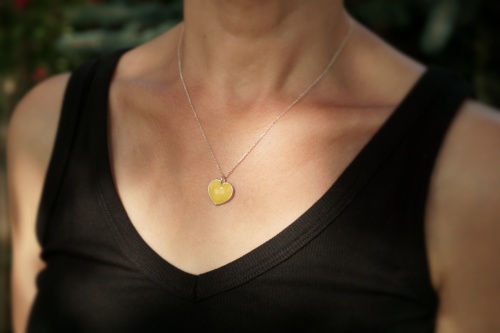 Serduszko z mlecznego bursztynu