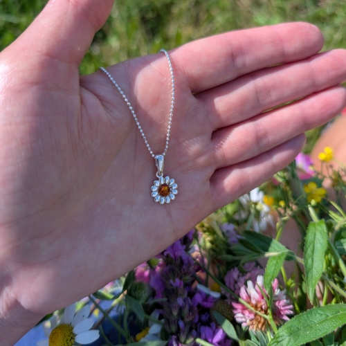 Wisiorek kwiatek z bursztynem