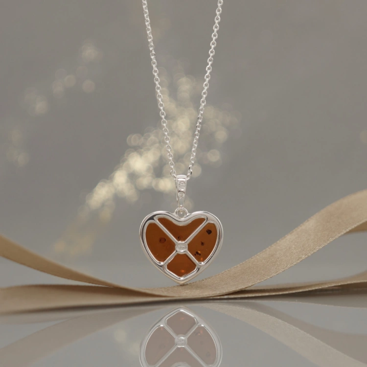 Wisiorek serce z bursztynem